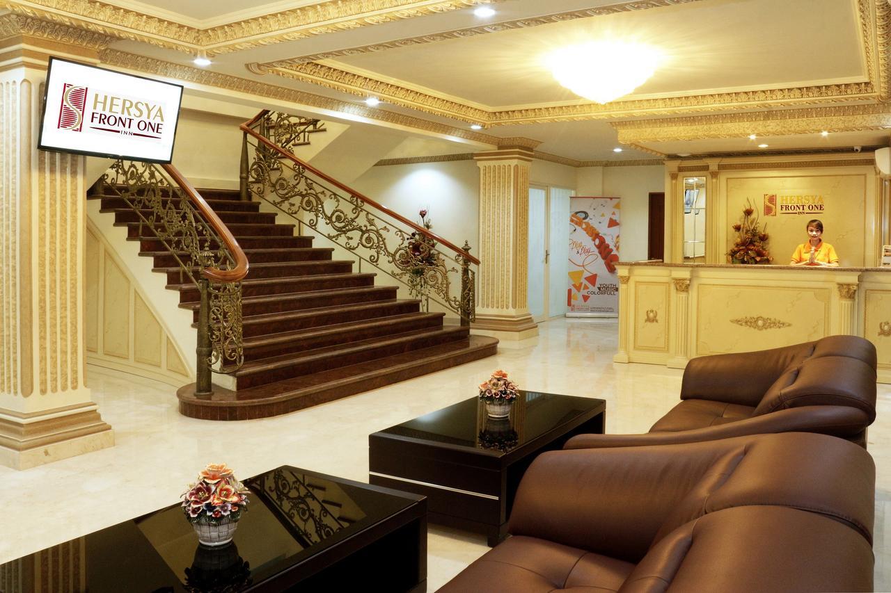 Hersya Front One Inn Surabaya Exteriör bild